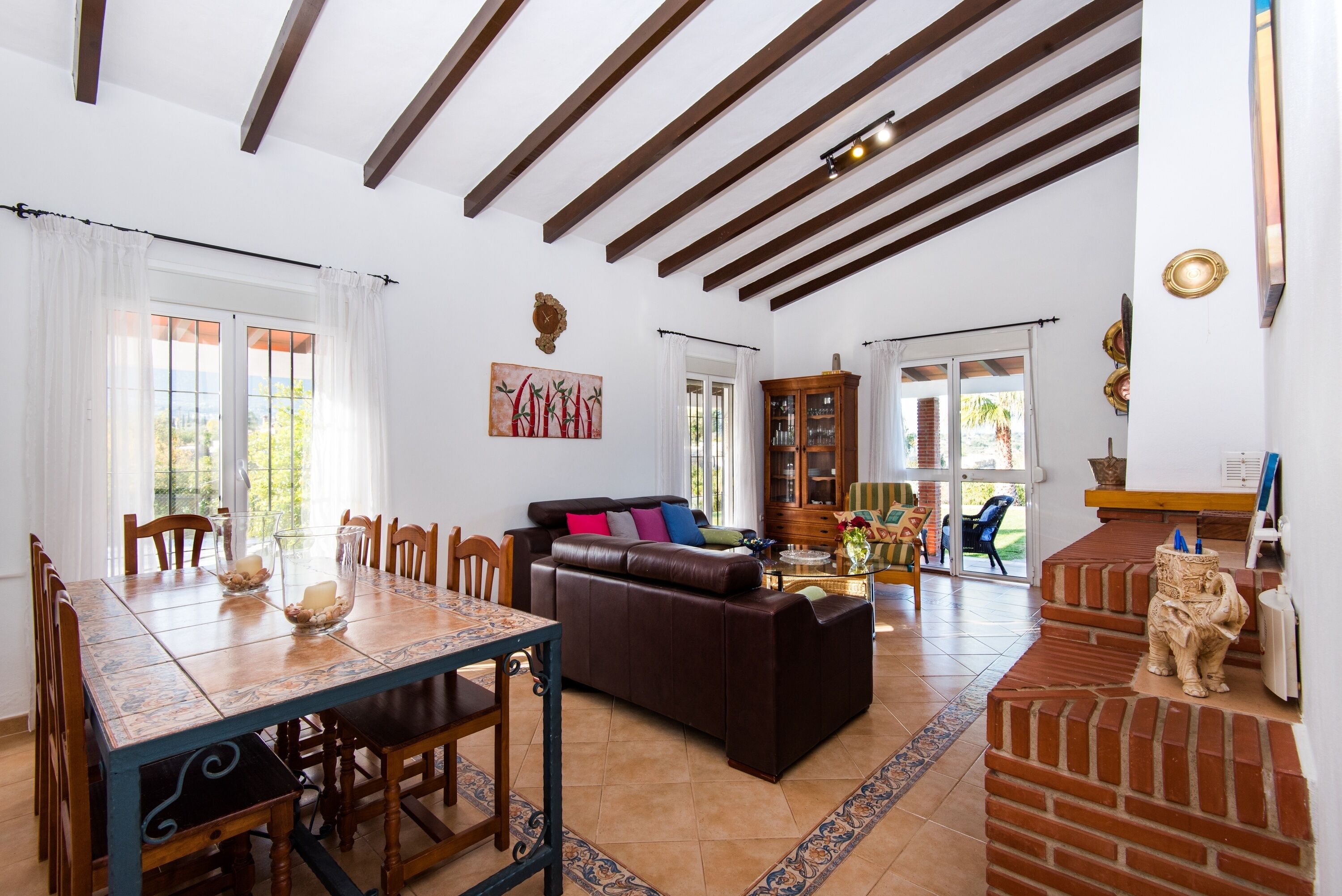 Una televisión, una chimenea, un reproductor de DVD