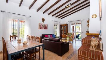 Una televisión, una chimenea, un reproductor de DVD