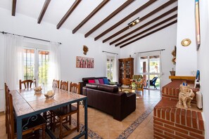 Télévision, cheminée, lecteur de DVD