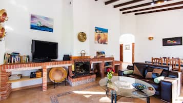 TV, fireplace, DVD player