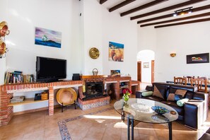 TV, caminetto, lettore DVD