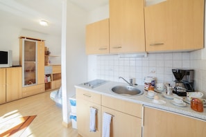 Frigorífico, placa de cocina, cafetera o tetera y tostadora