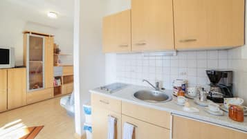 Fridge, stovetop, coffee/tea maker, toaster