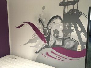 Premium bedding, individually decorated, desk, laptop workspace - Hostel Hamm by Geronimo (Hamm)