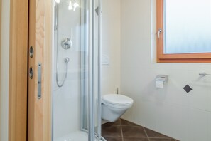 Shower, hair dryer, towels - Apartment 'Hofschenke Pfeiftal - Bergwiese' with Mountain View, Shared Garden and Wi-Fi (St. Martin in Passeier)