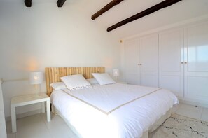 3 habitaciones, tabla de planchar con plancha y ropa de cama