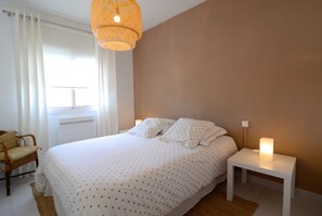 3 bedrooms, iron/ironing board, bed sheets - CARAVEL·LES (L'Escala)