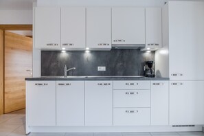 Fridge, microwave, stovetop, dishwasher - Apartment "Hofschenke Pfeiftal Bergblick" with Terrace, Garden & WLAN (St. Martin in Passeier)