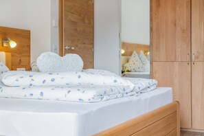 1 bedroom, free WiFi, bed sheets - Apartment "Hofschenke Pfeiftal Bergblick" with Terrace, Garden & WLAN (St. Martin in Passeier)