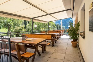 Outdoor dining - Apartment "Hofschenke Pfeiftal Bergblick" with Terrace, Garden & WLAN (St. Martin in Passeier)