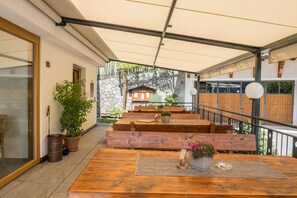 Outdoor dining - Apartment "Hofschenke Pfeiftal Bergblick" with Terrace, Garden & WLAN (St. Martin in Passeier)