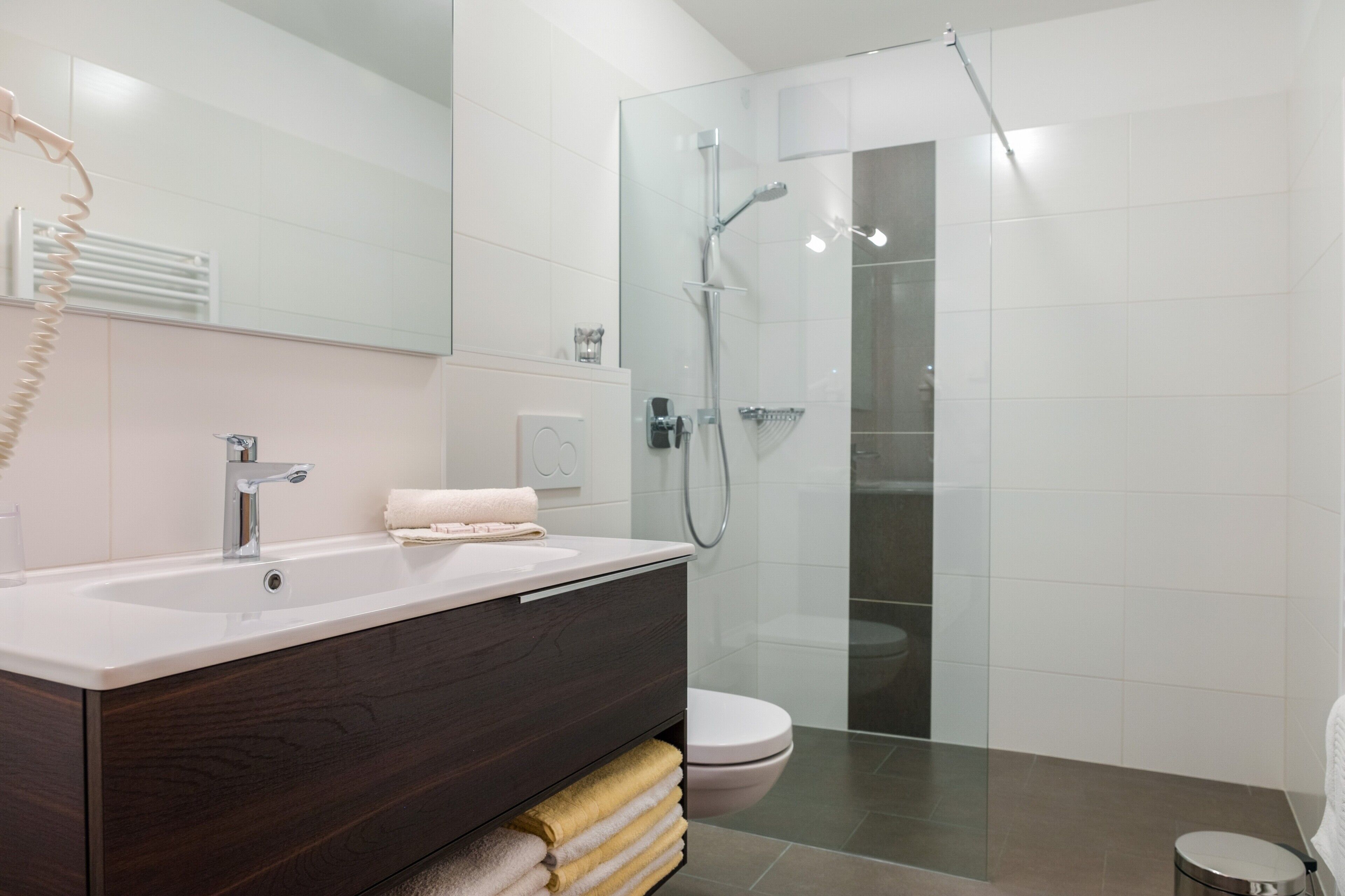 Een douche, een haardroger, handdoeken