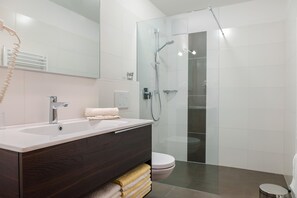Shower, hair dryer, towels - Apartment "Hofschenke Pfeiftal Bergblick" with Terrace, Garden & WLAN (St. Martin in Passeier)