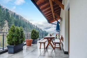 Outdoor dining - Apartment "Hofschenke Pfeiftal Hofblick" with Terrace, Garden & WLAN (St. Martin in Passeier)