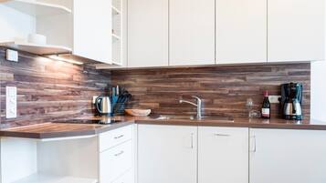 Fridge, microwave, stovetop, dishwasher