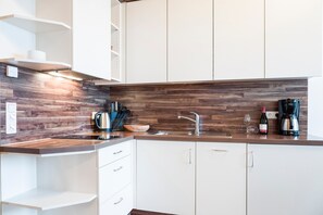 Jääkaappi, mikroaaltouuni, liesi, astianpesukone