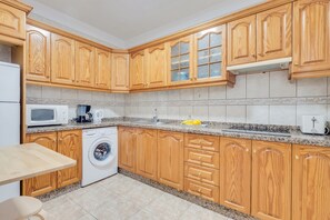 Fridge, microwave, stovetop, coffee/tea maker - Three Bedroom Apartment Near Santa Cruz with Balcony & Wi-Fi (Santa Cruz de Tenerife)