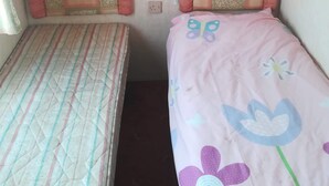 3 quartos, ferros/tábuas de passar roupa, roupa de cama