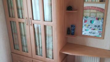 3 bedrooms, iron/ironing board, bed sheets