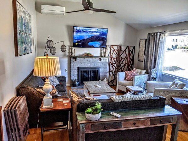 Smart-tv, een open haard, tafelvoetbal en boeken