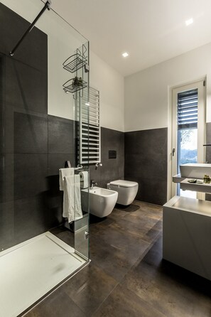 Dusj, hårføner og bidé