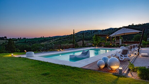 A pool area with lounge chairs and a pergola. - Villa San Francesco - Homelike Villas (Assisi)