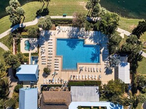 Alberca al aire libre y alberca climatizada