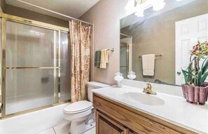 Ensemble douche/baignoire, sèche-cheveux, serviettes fournies, savon