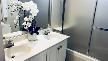 Rom – exclusive | Bad | Kombinert dusj/badekar, toalettartikler (inkludert) og håndklær