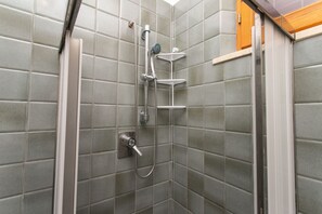 Een douche, een bidet, handdoeken