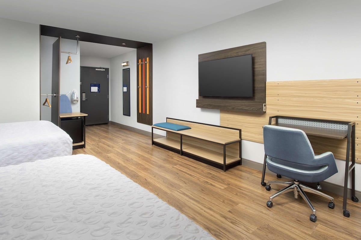 Een bureau, gratis wifi, beddengoed