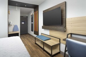 Escritorio, wifi gratis y ropa de cama 