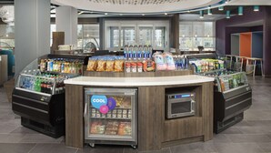 Een automaat met koude drankjes, snacks en een koffieapparaat.
