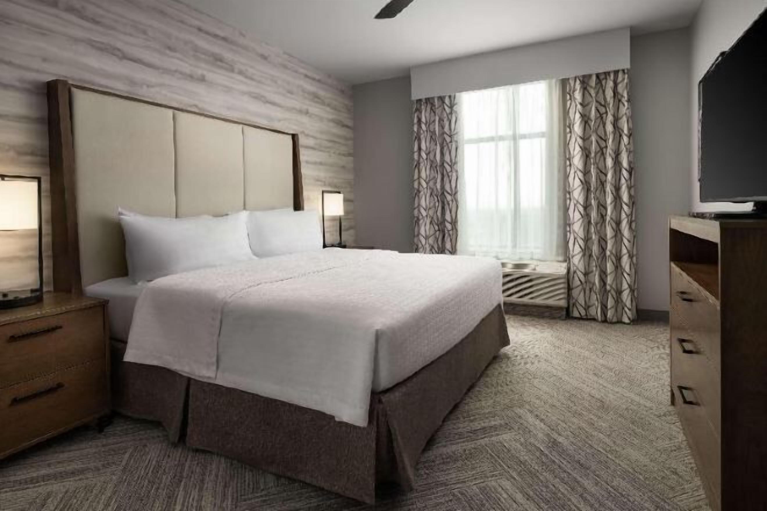 Pillowtop-patjalliset sängyt, työpöytä