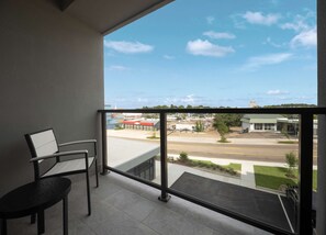 A balcony with a view of a parking lot and buildings. - Homewood Suites by Hilton Jackson Fondren Medical District (Jackson)