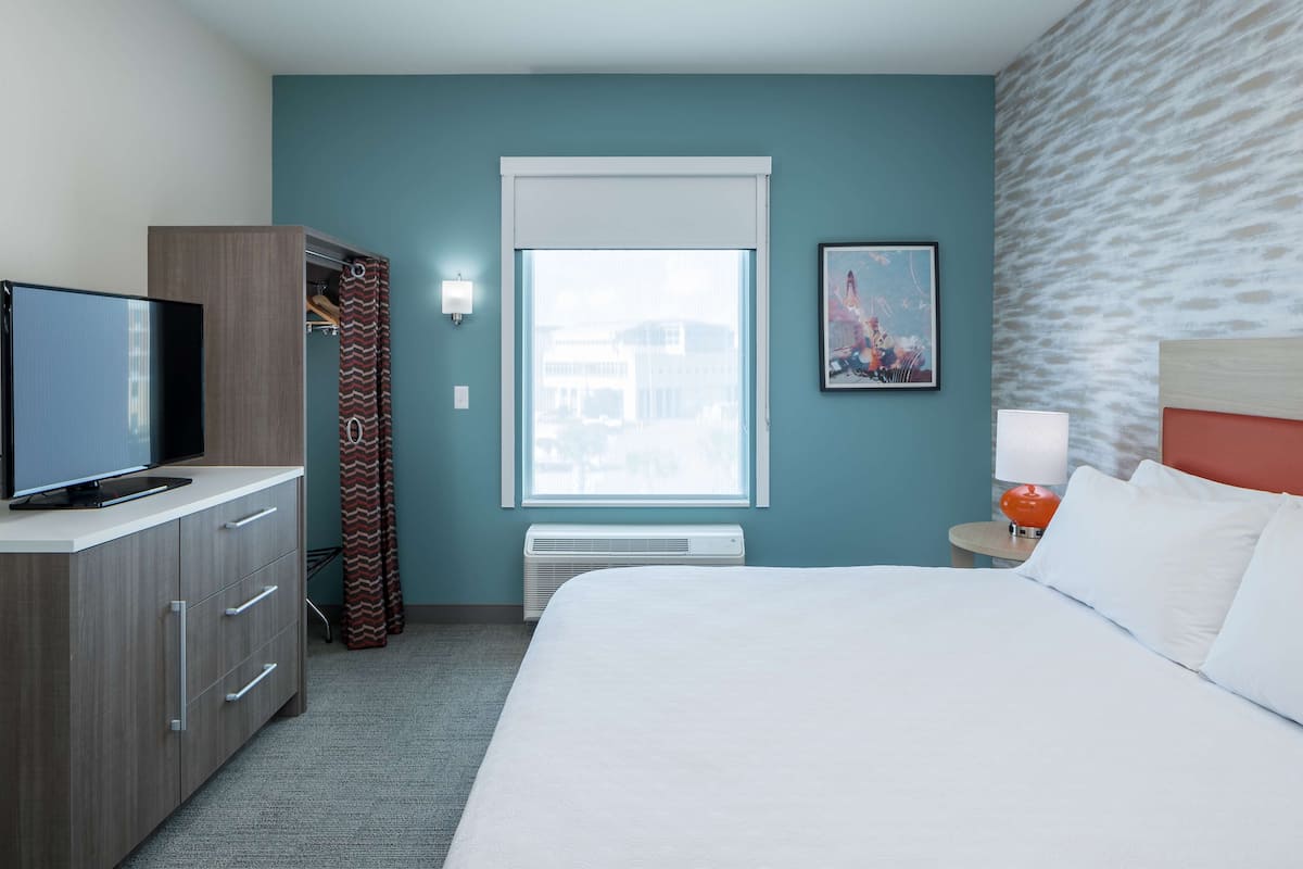 1 bedroom, desk, laptop workspace, blackout drapes