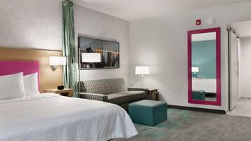 Studio, 1 King Bed, Accessible (Mobility & Hearing, Roll-in Shower) | Living area