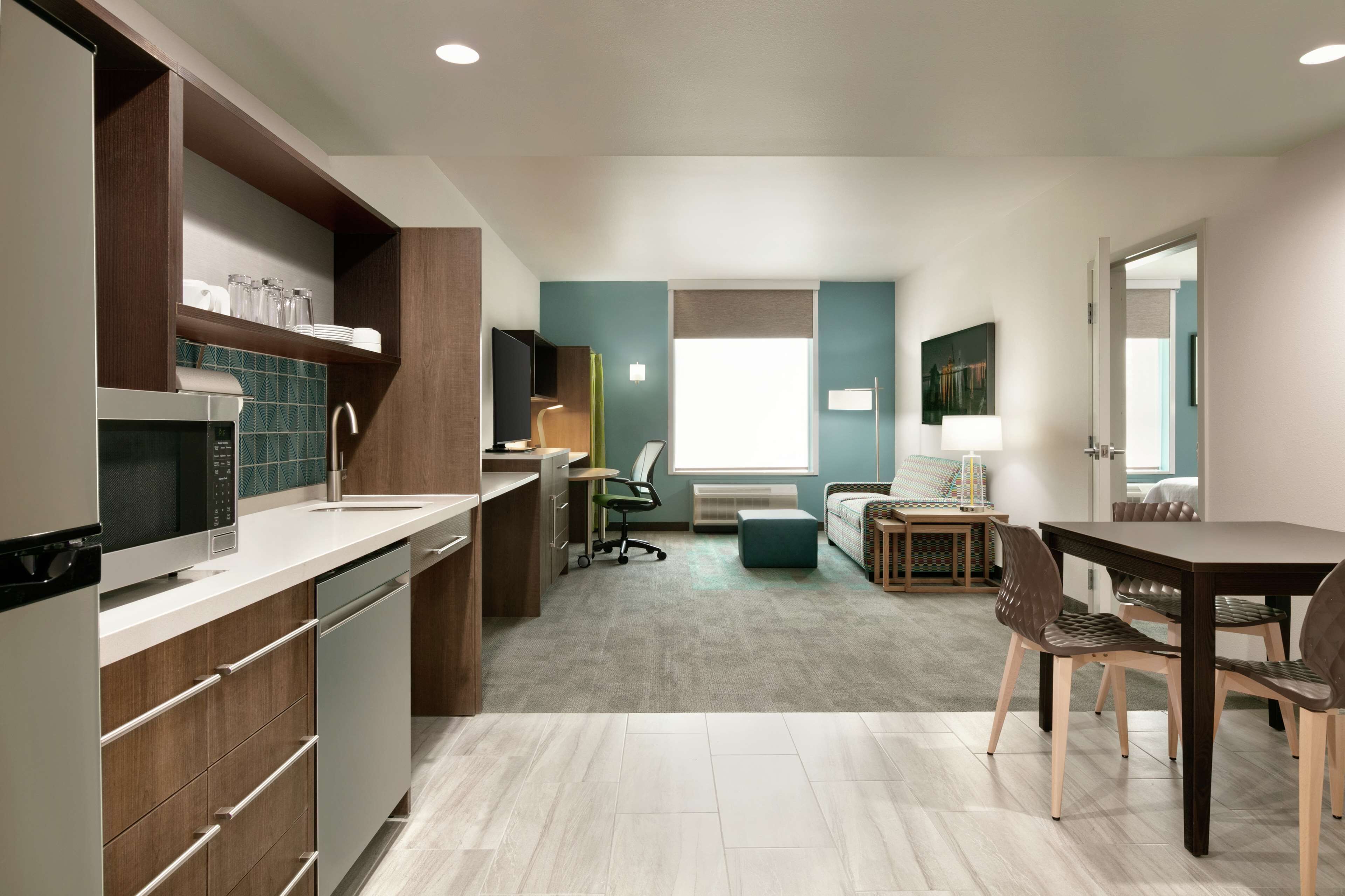 suite, 1 king bed, accessible, bathtub | in-room safe, individually decorated, individually furnished, free wifi