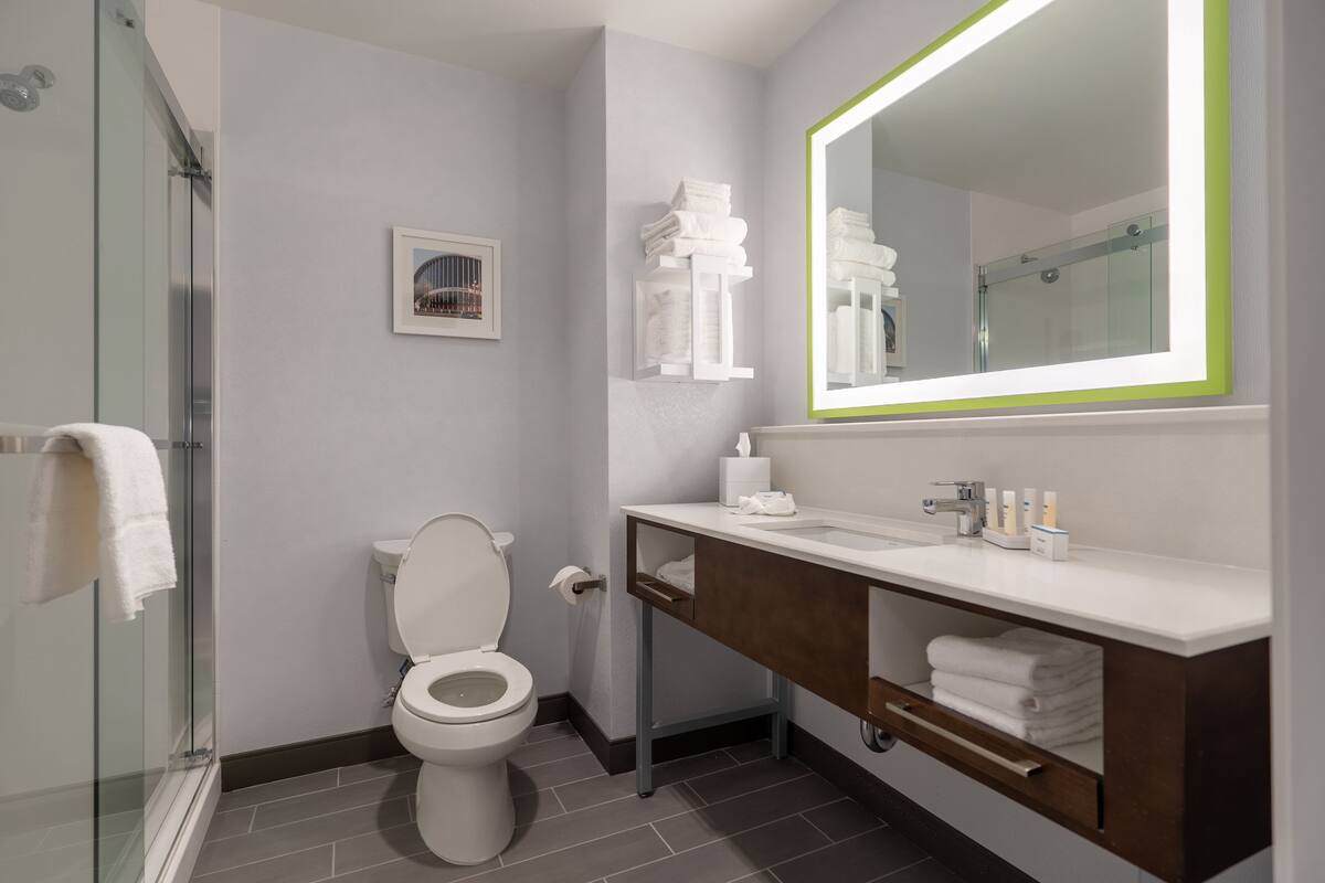 hydromassage showerhead, free toiletries, hair dryer, towels