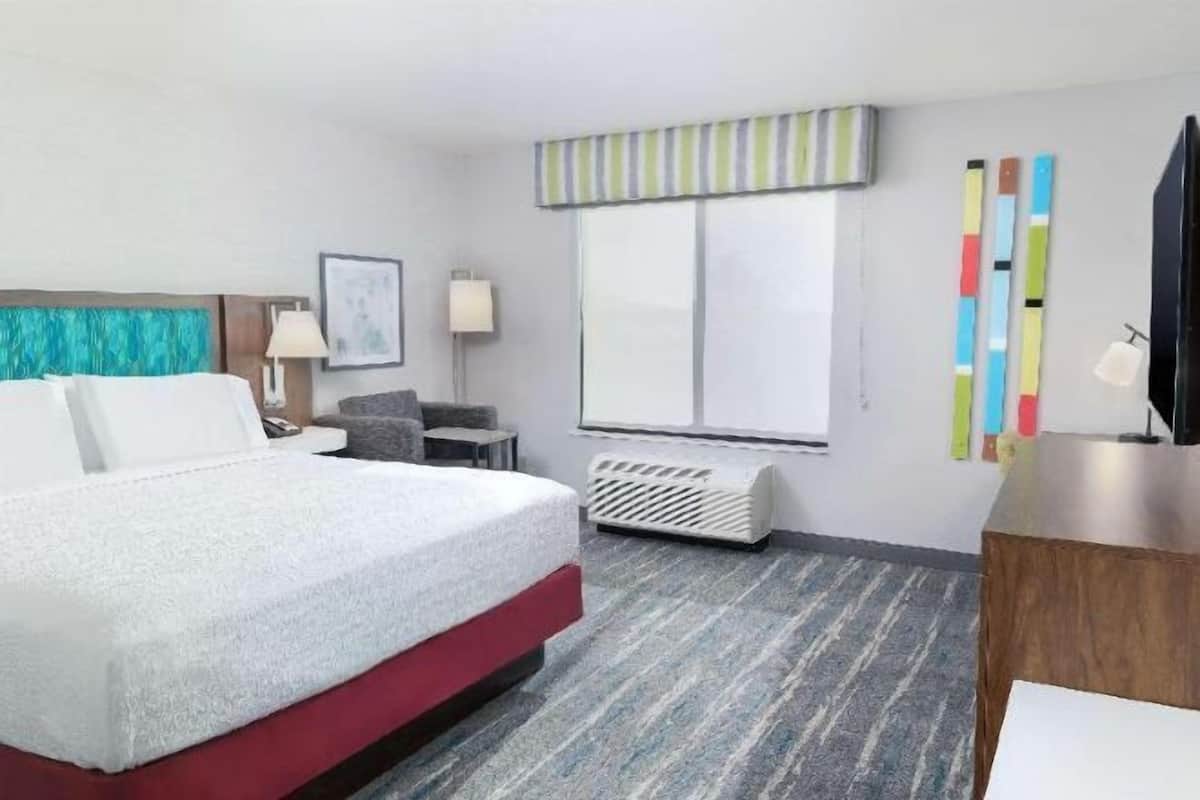 Pengeskab på værelset, skrivebord, mørklægningsgardiner