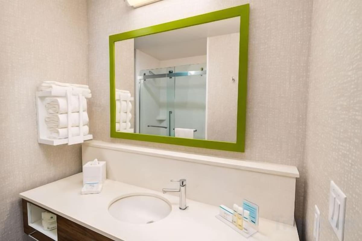 Bathroom | Combined shower/tub, free toiletries, hair dryer, towels