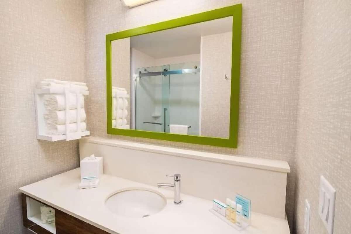 Badeværelse | Kombination af bruser/badekar, gratis toiletartikler, hårtørrer