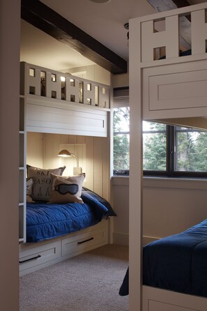 6 bedrooms, desk, iron/ironing board, travel cot