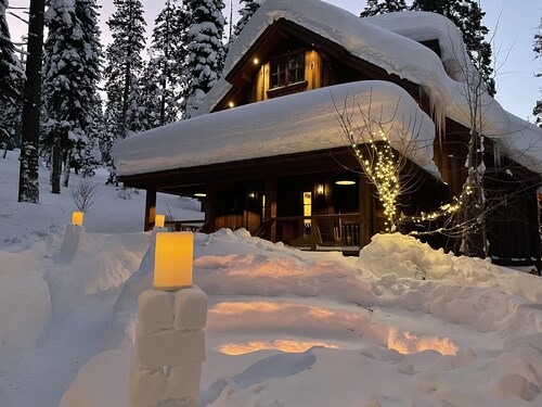 Stunning Private Compound with Hot Tub, Nearby Beach, Flat Lawn, Ski in/out