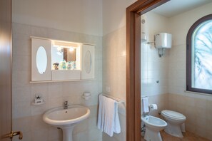 Douche, sèche-cheveux, serviettes fournies