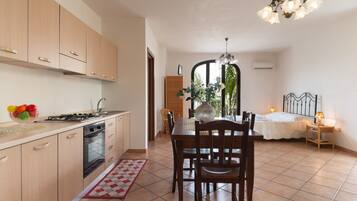 Kühlschrank, Ofen, Herdplatte, Kochgeschirr/Geschirr/Besteck