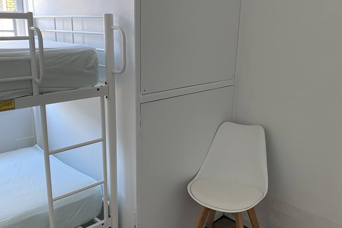 Habitación económica con 2 camas individuales, baño compartido | Wifi gratis 
