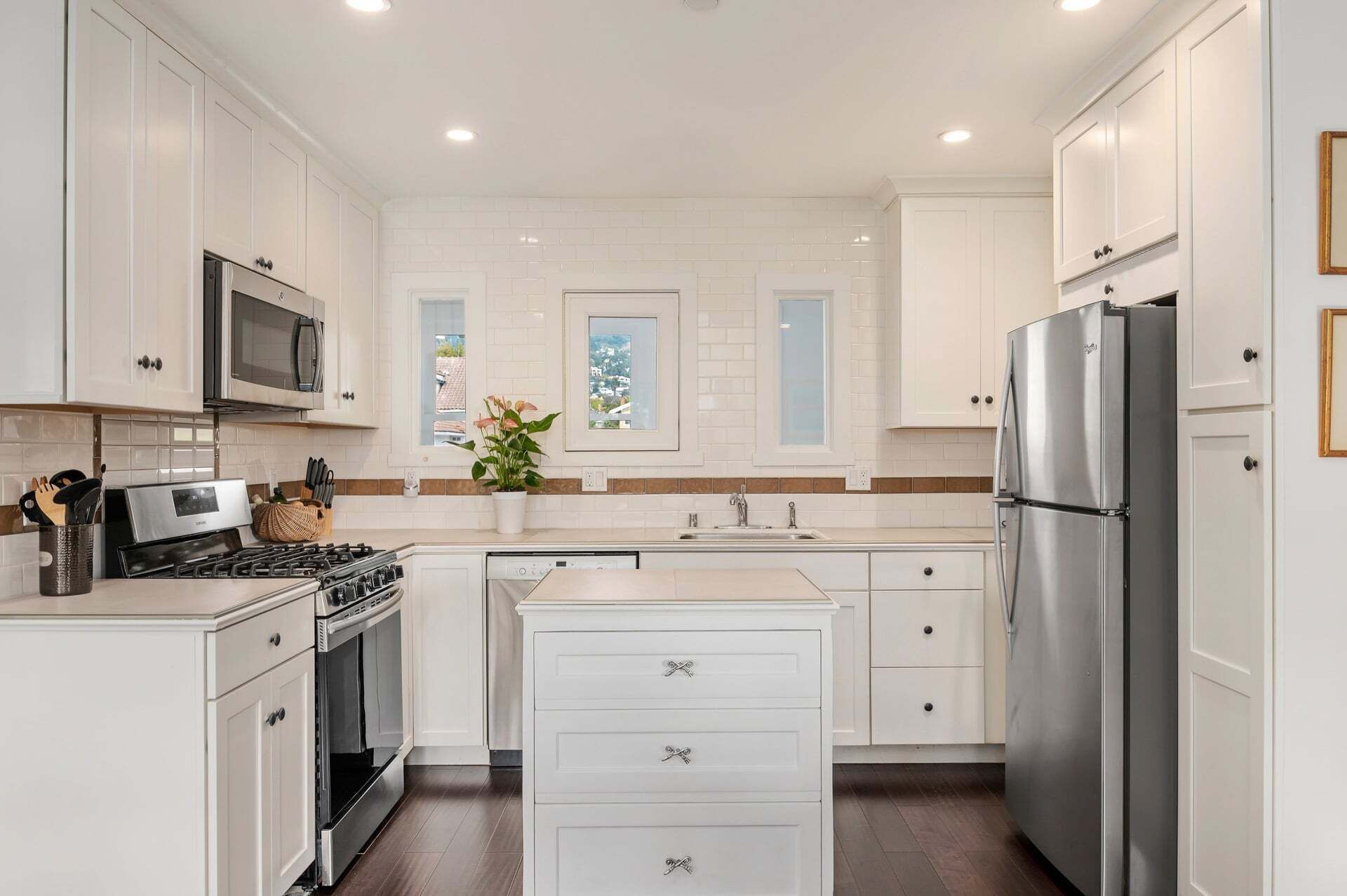 Coffee/tea maker, fridge, microwave, oven