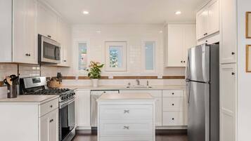 Coffee/tea maker, fridge, microwave, oven