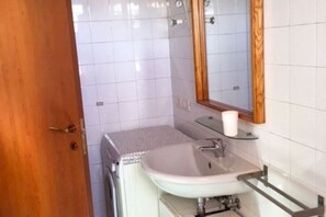Shower, bidet, towels - N186 - Numana, new two-room apartment with swimming pool (Maratta)